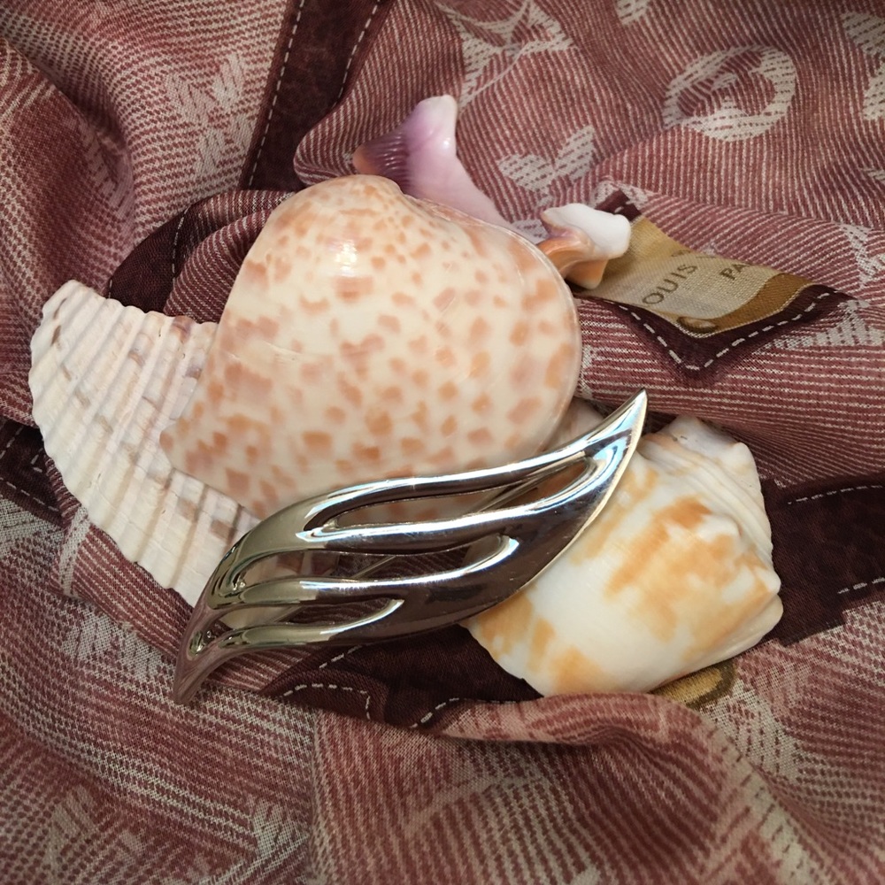 Silver Tone Leaf Pin.